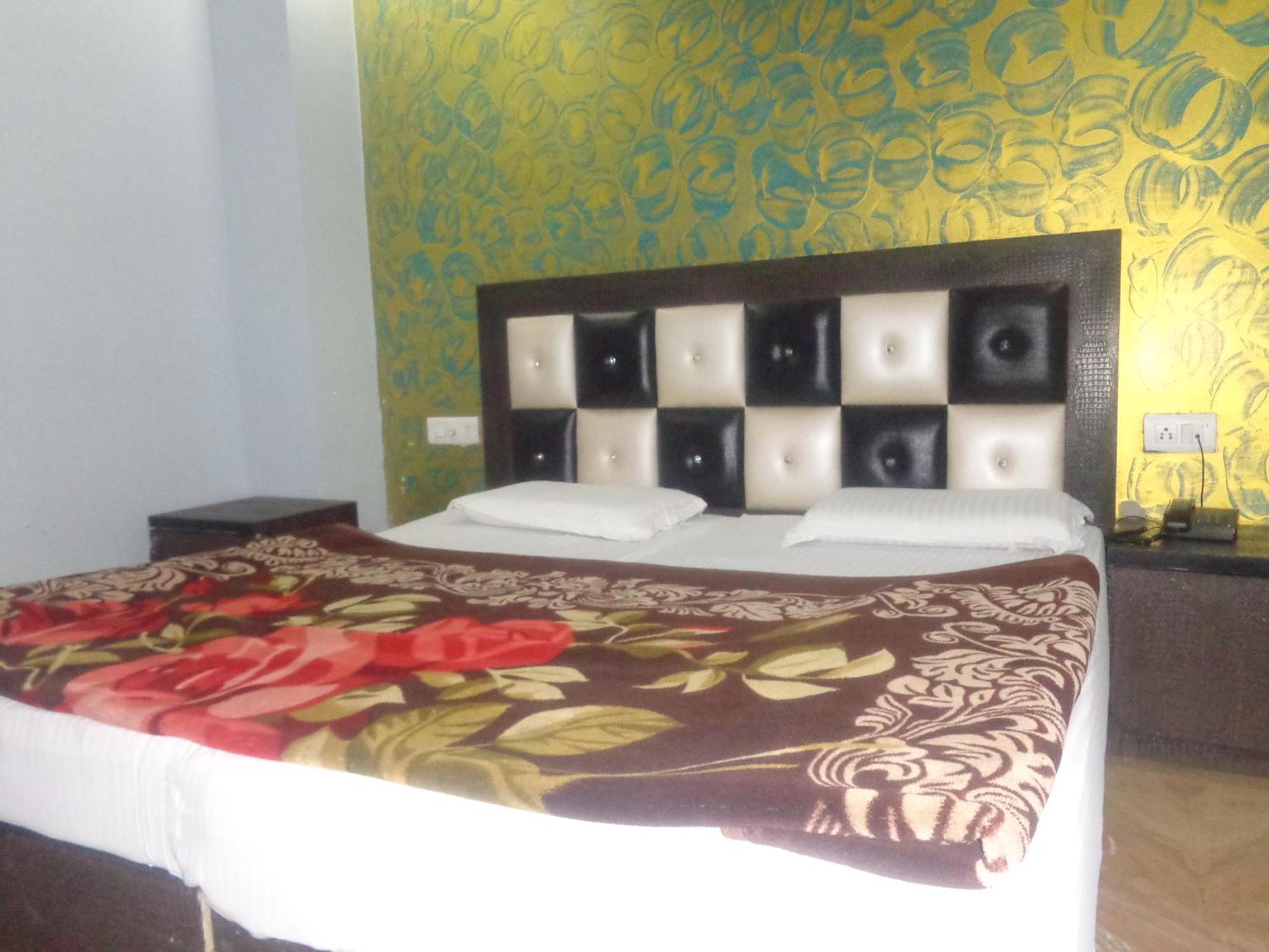 Raj International Dx In-front Of Sarai Rohilla Station 3*