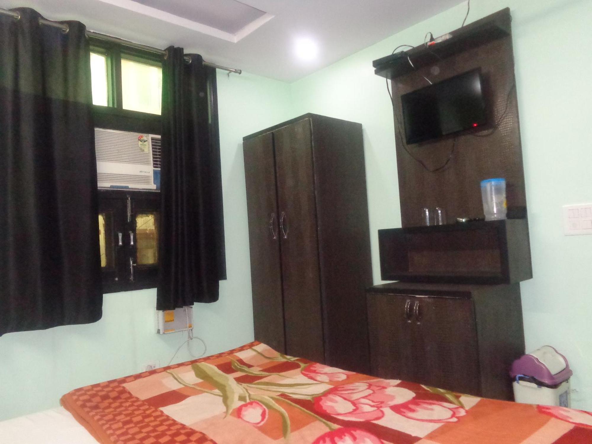 Raj International Dx In-front Of Sarai Rohilla Station
