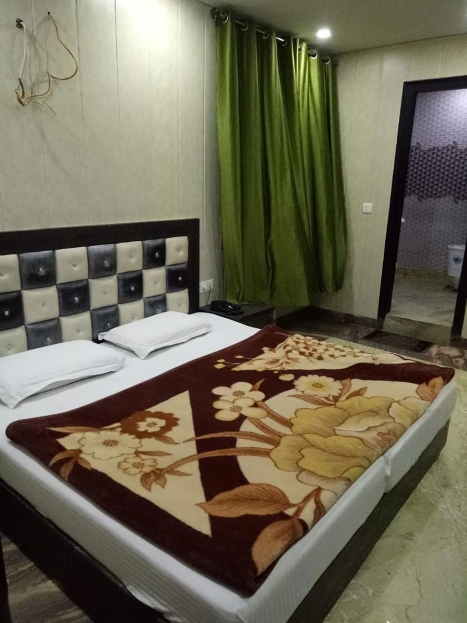 Hotel Raj International Dx In-front Of Sarai Rohilla Station Delhi (National Capital Territory of India)